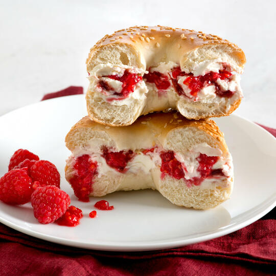 Bagel grillé avec fromage à la crème et confiture de fraises